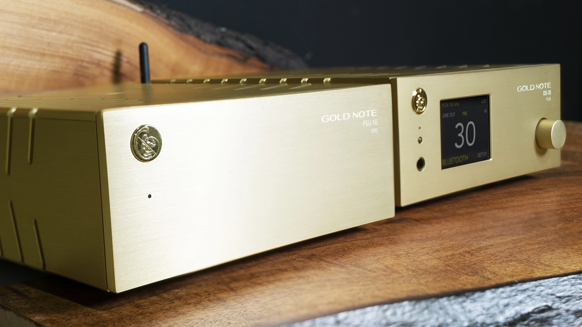 Gold Note komponent řady 10 v tmavém ateliérovém prostředí