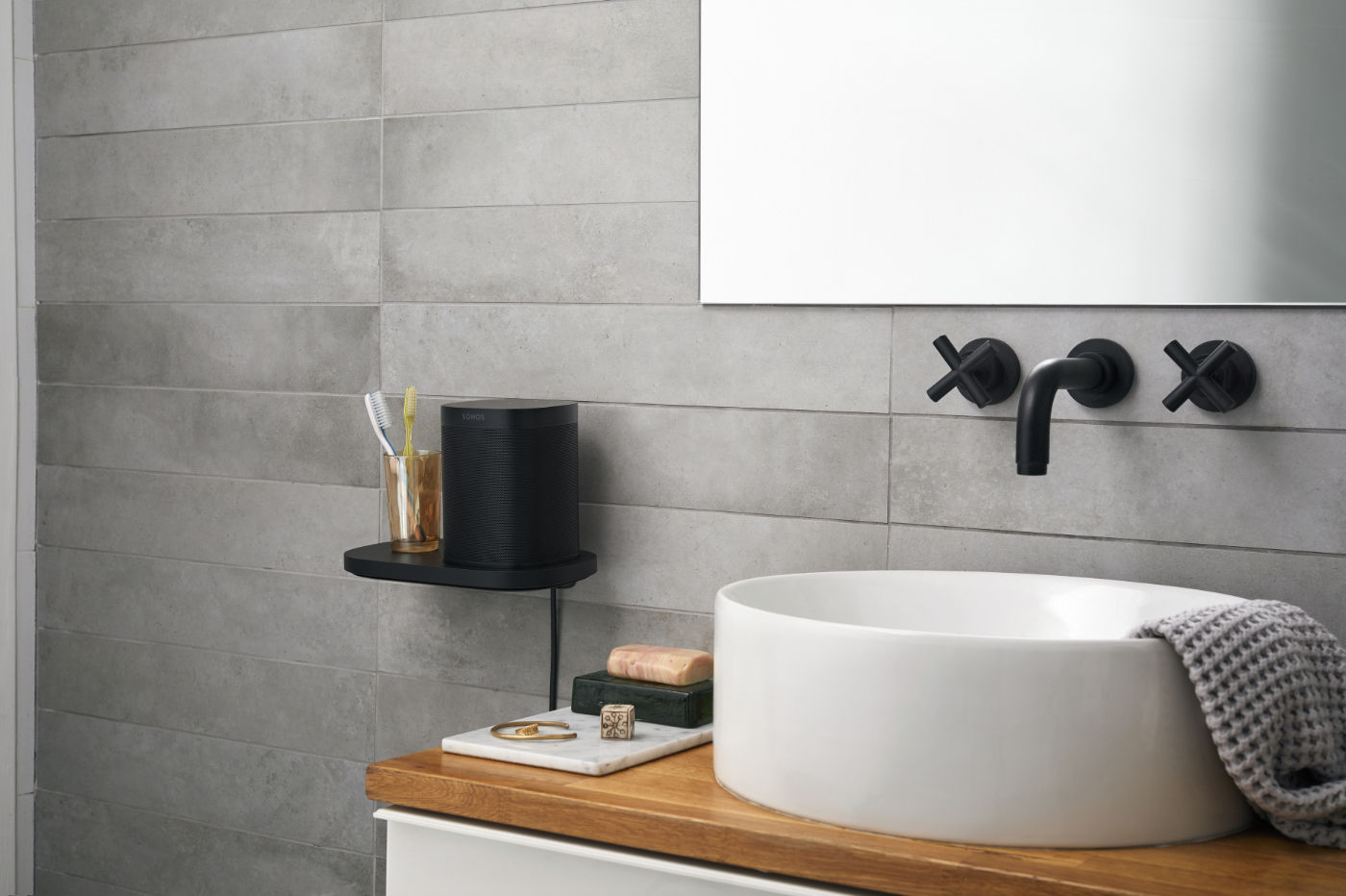 Černá Sonos Shelf Polička na obkladu v koupelně s černým reproduktorem Sonos One nad umyvadlem