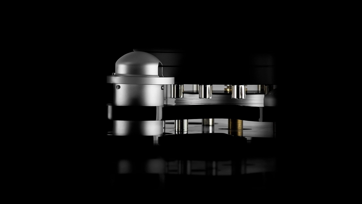 Gold Note BELLAGIO CONQUEST v atmosférickém ateliérovém záběru