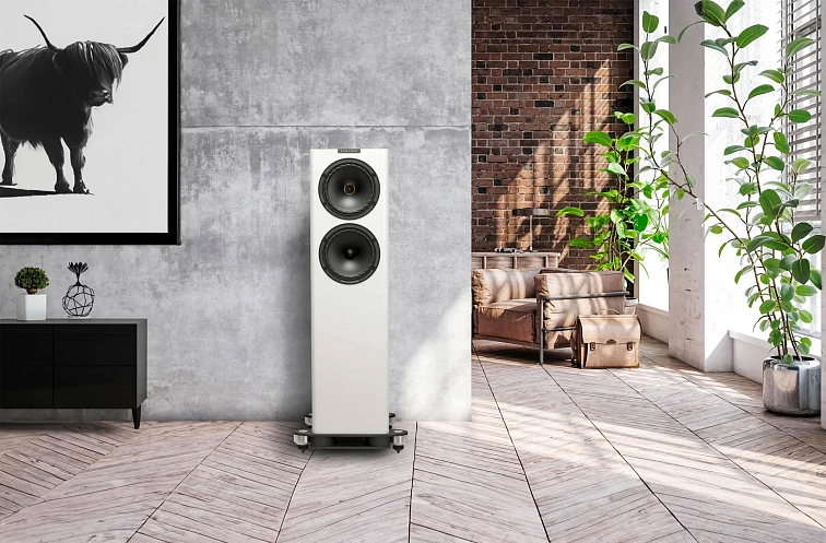 Fyne Audio F703SP v bílém vysokém lesku v designovém interiéru s betonovou a cihlovou stěnou a parketami v rybí kosti
