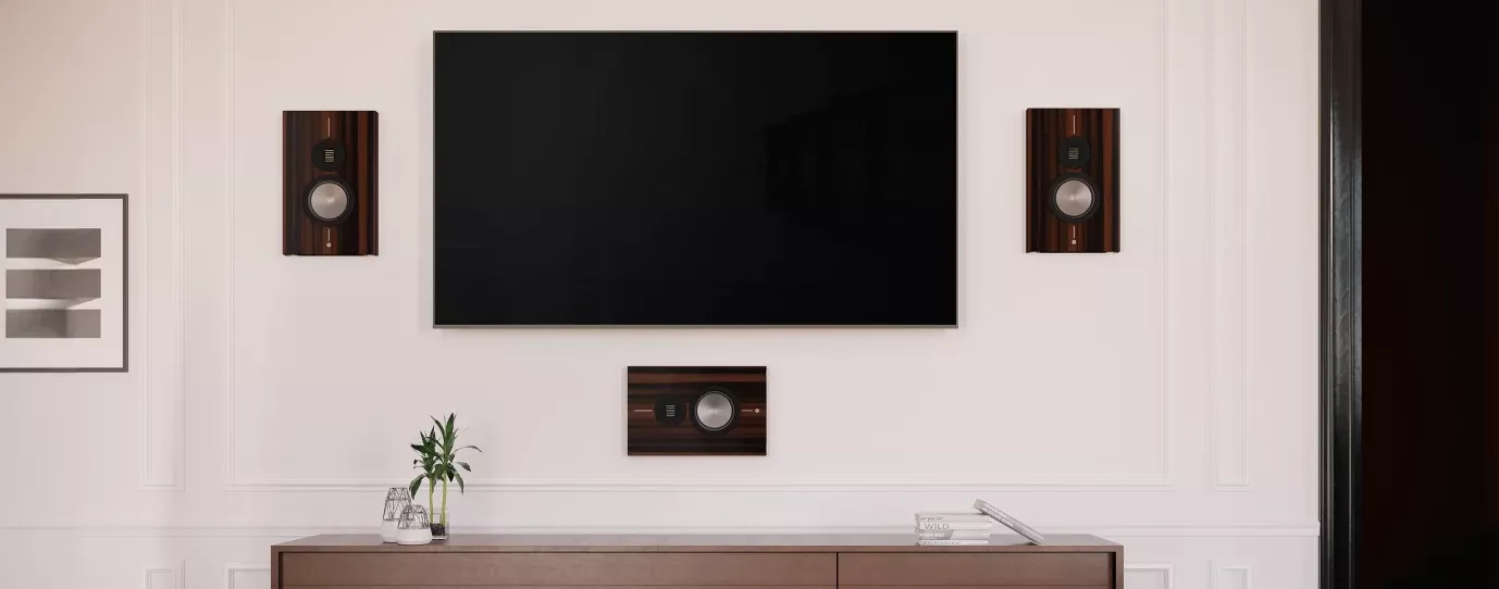 Gold On-Wall 6G na zdi vedle televize v sestavě domácího kina, tlumené světlo