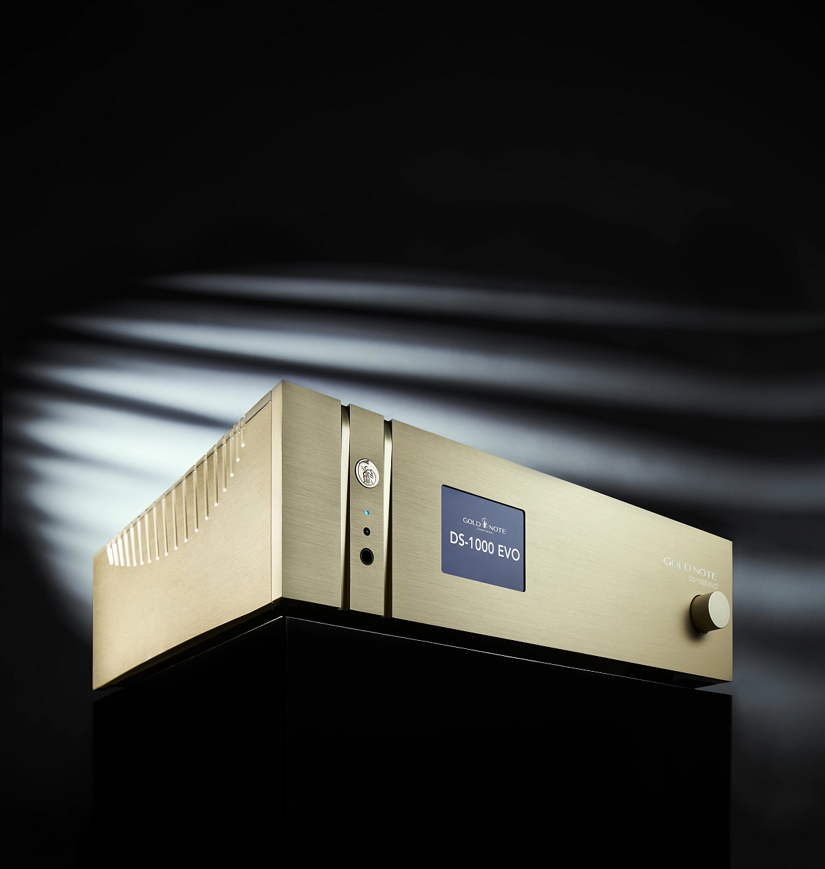 High-end streamovací převodník Gold Note DS-1000 EVO ve zlatém hliníkovém šasi s displejem na tmavém pozadí