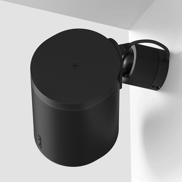 Reproduktor Sonos Era 100 Pro na držáku v rohu místnosti s nasazeným odnímatelným hákem pro stabilitu