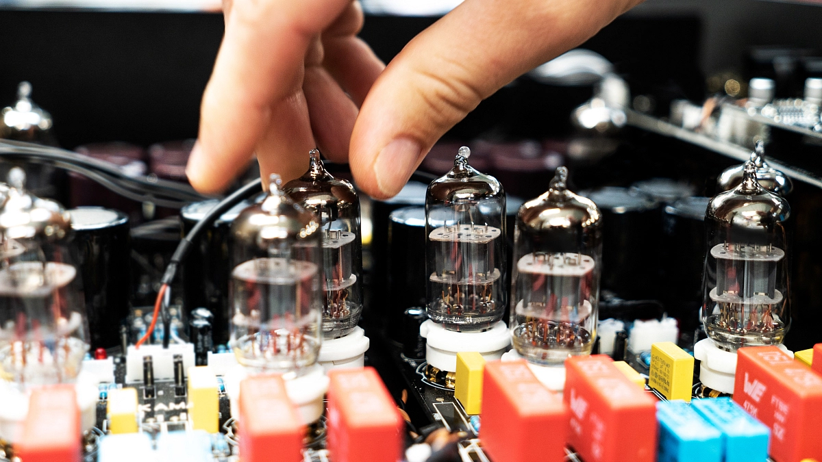 Zadní panel Gold Note TUBE-1006 s analogovými RCA a XLR vstupy a výstupy