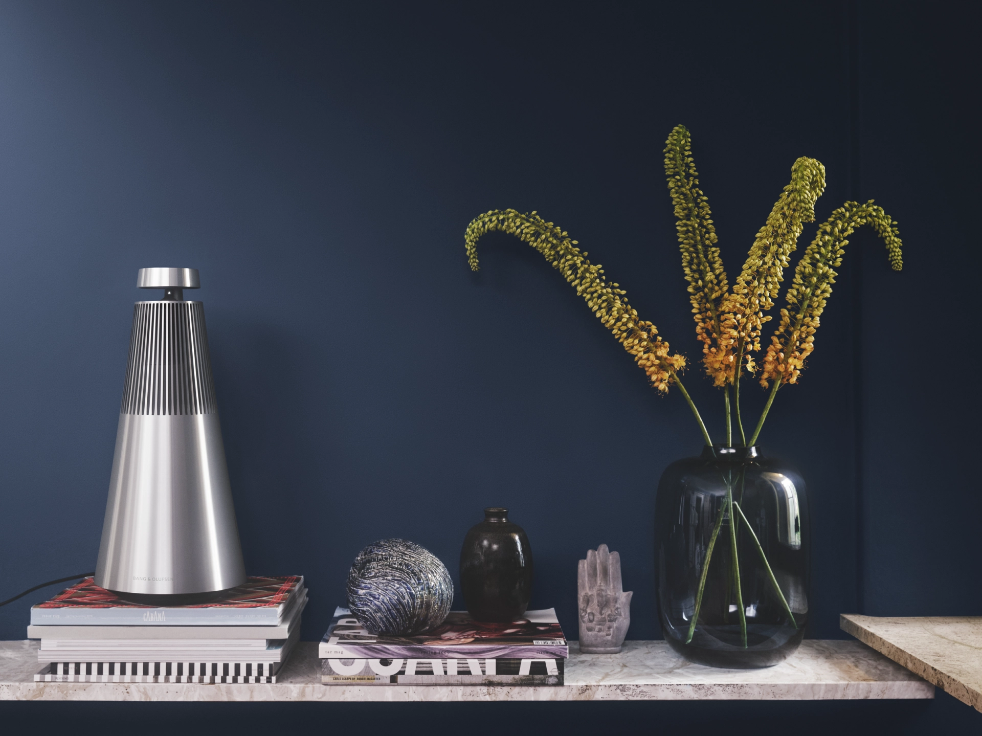 Schéma šíření zvuku technologií Acoustic Lens Technology u reproduktoru Beosound 2