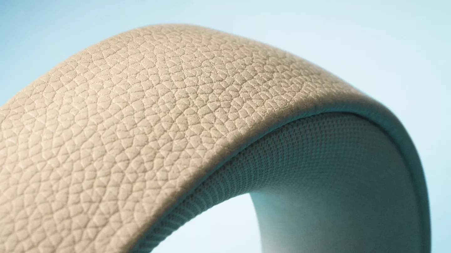 Makro snímek měkkého polstrování hlavového pásku Beoplay H95 z jemné lambskin kůže