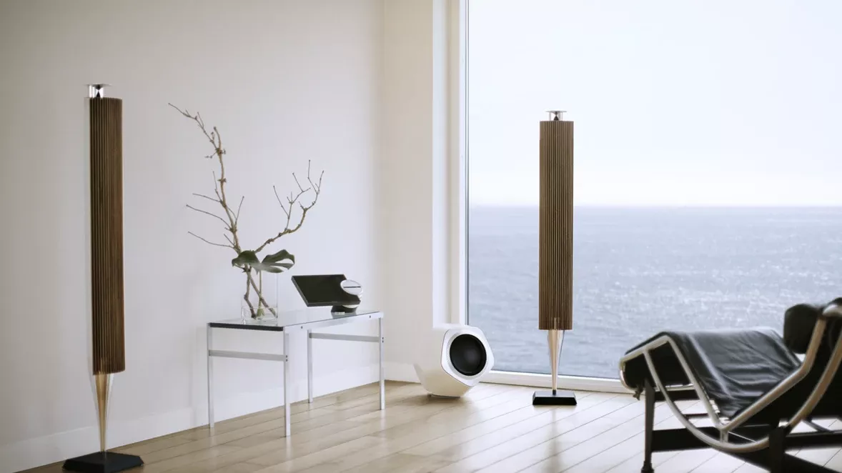 Beolab 19 jako bezdrátový subwoofer Bang & Olufsen ve fasetovaném hliníkovém těle v interiéru