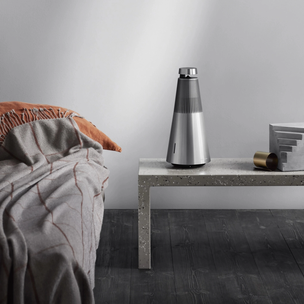 Beosound 2 3rd Gen Atelier Edition v interiéru ložnice