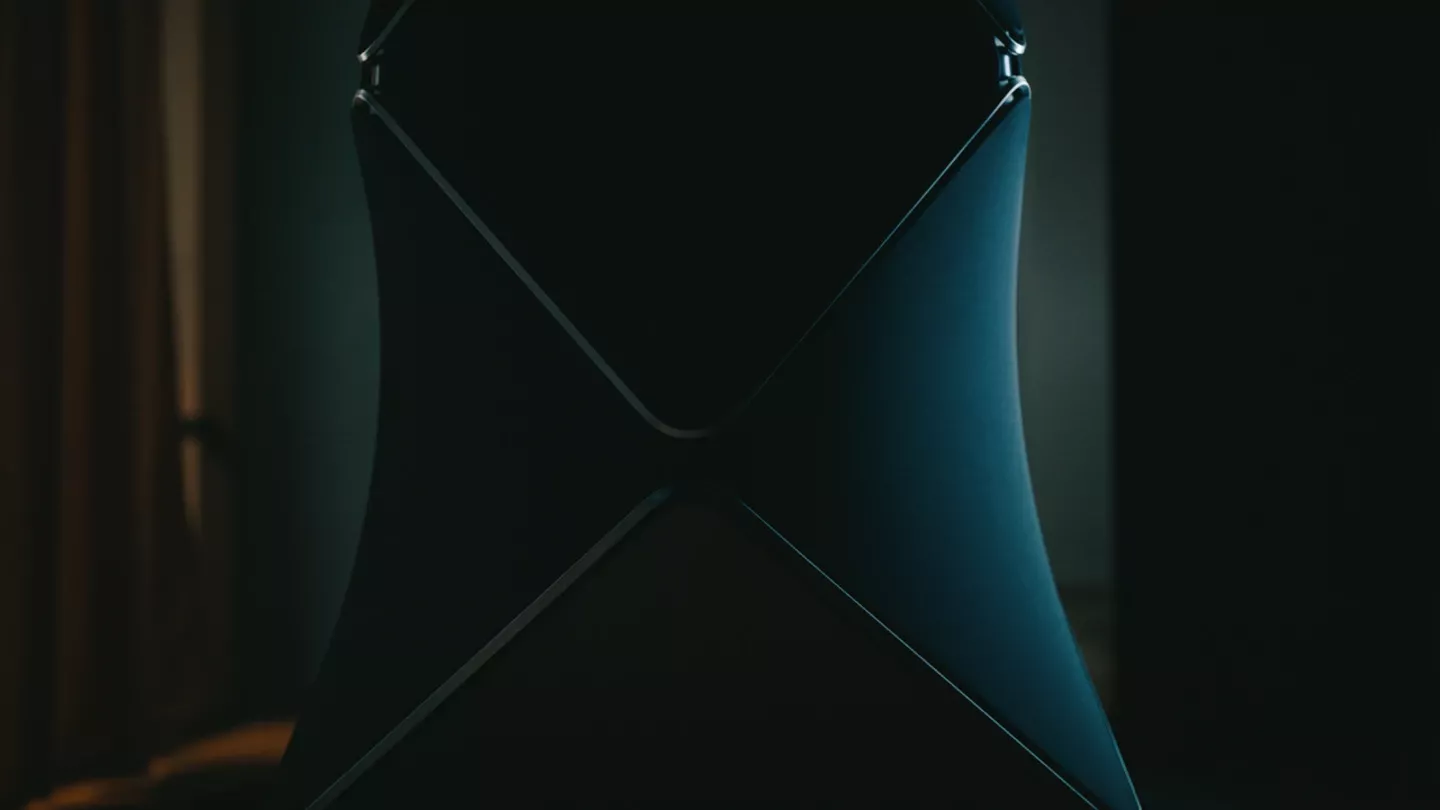 Reproduktor Beolab 90 s technologií Active Room Compensation v designovém prostoru