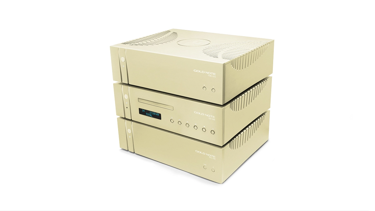 Detail kartáčovaného hliníkového těla a perforovaného krytu Gold Note CD-1000 MKII