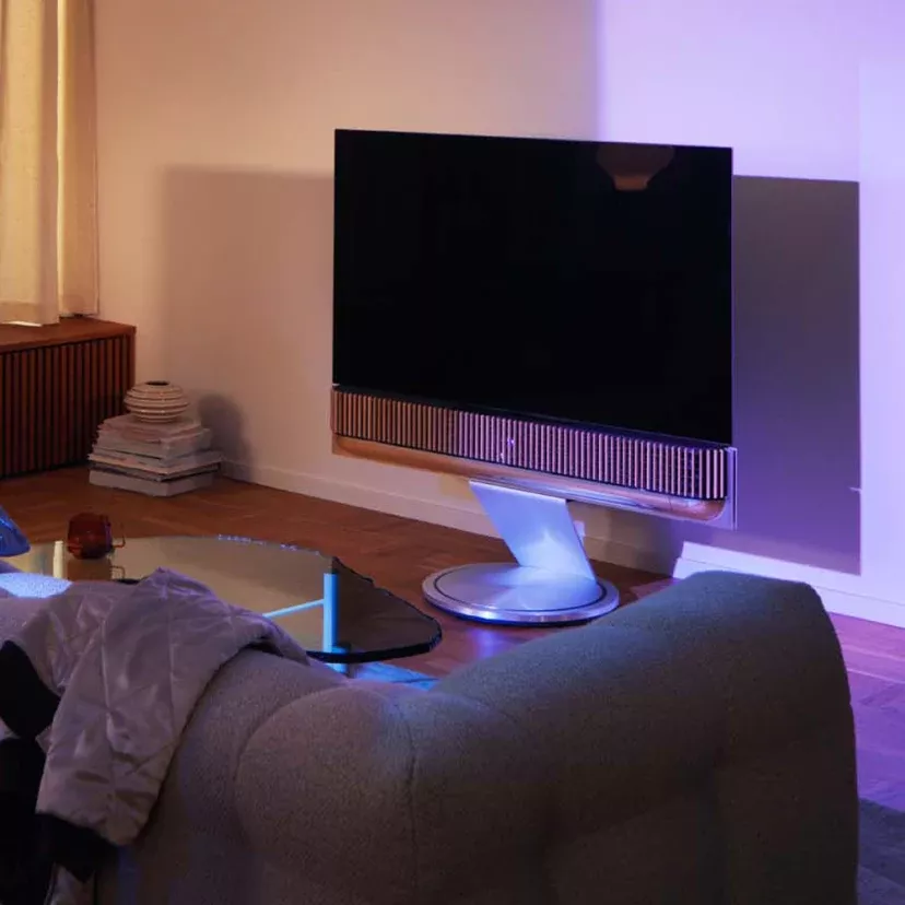 Beosound Theatre s televizorem v obývacím pokoji s atmosférickým osvětlením