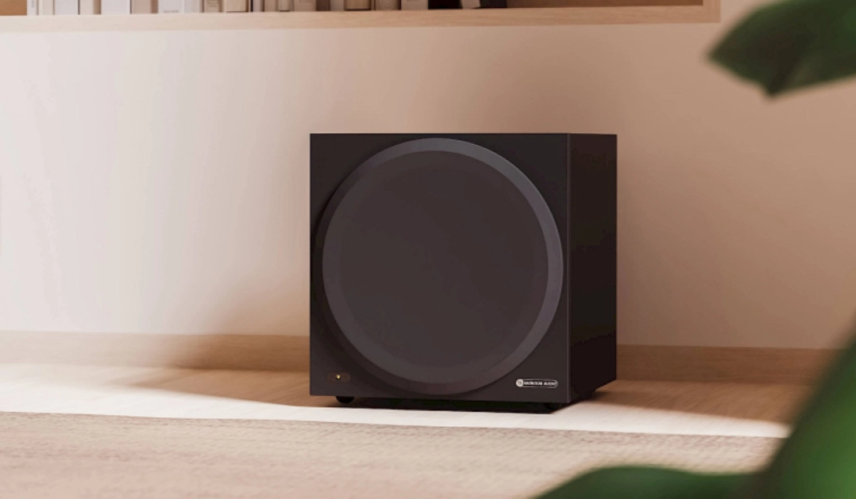 Monitor Audio Vestra W10 v černém provedení v minimalistickém obývacím pokoji