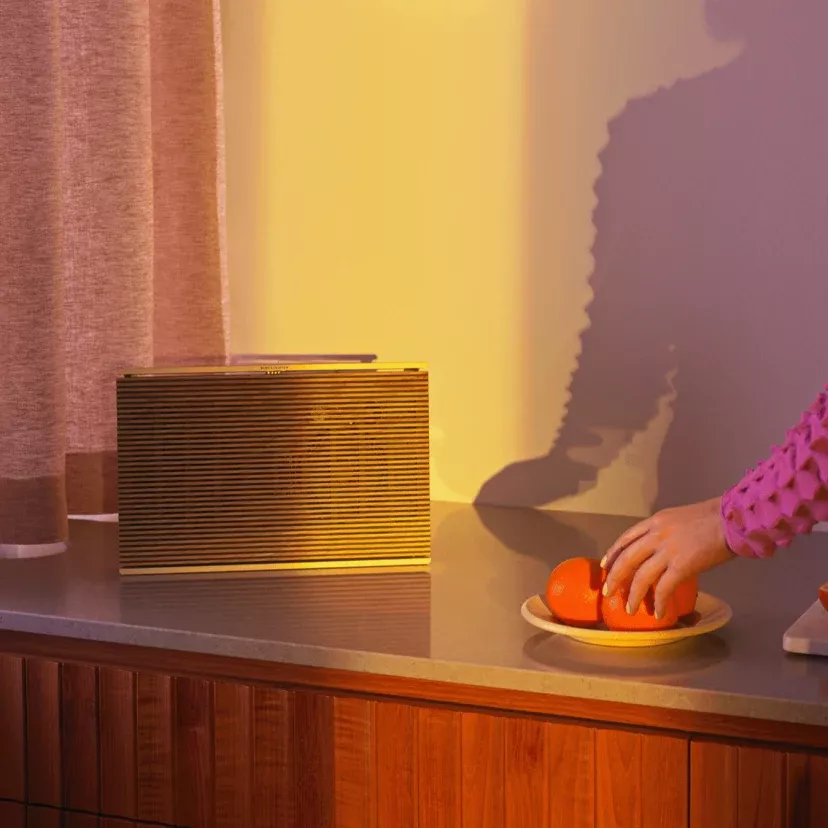 Beosound Level zavěšený na stěnu v předsíni jako součást multiroom sestavy Bang & Olufsen