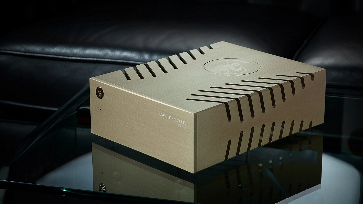 Gold Note komponent řady 10 s připojeným externím napájením