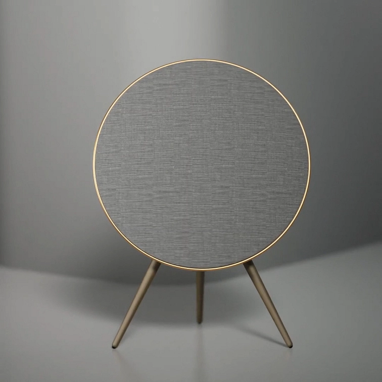 Beosound A9 5th gen s vyměnitelnými dubovými nohami v designovém obývacím pokoji