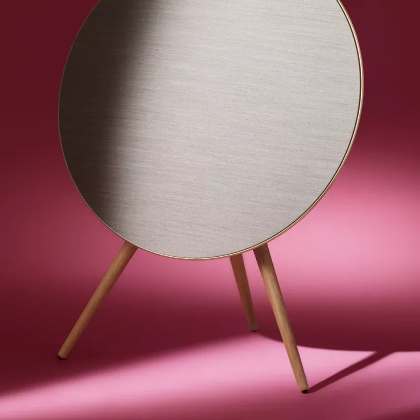 Beosound A9 5th gen zavěšený na stěně jako součást designového interiéru