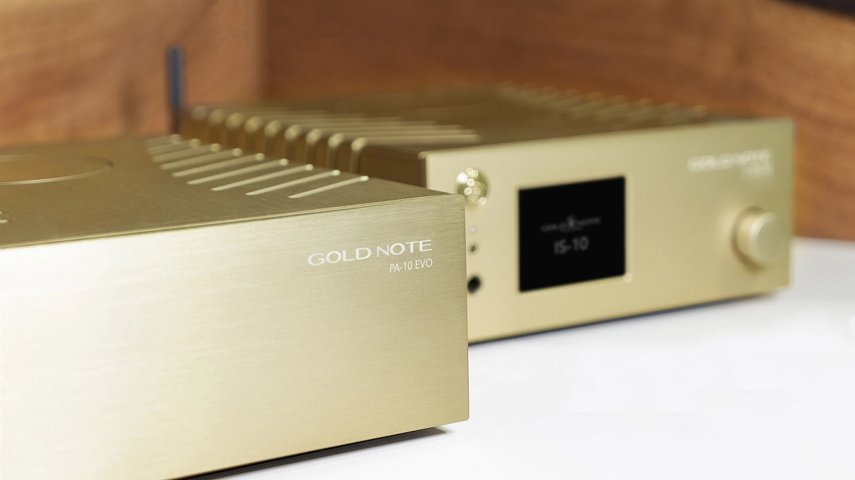 Výkonový zesilovač Gold Note PA-10 EVO vedle integrovaného zesilovače Gold Note IS-10 ve zlatém provedení