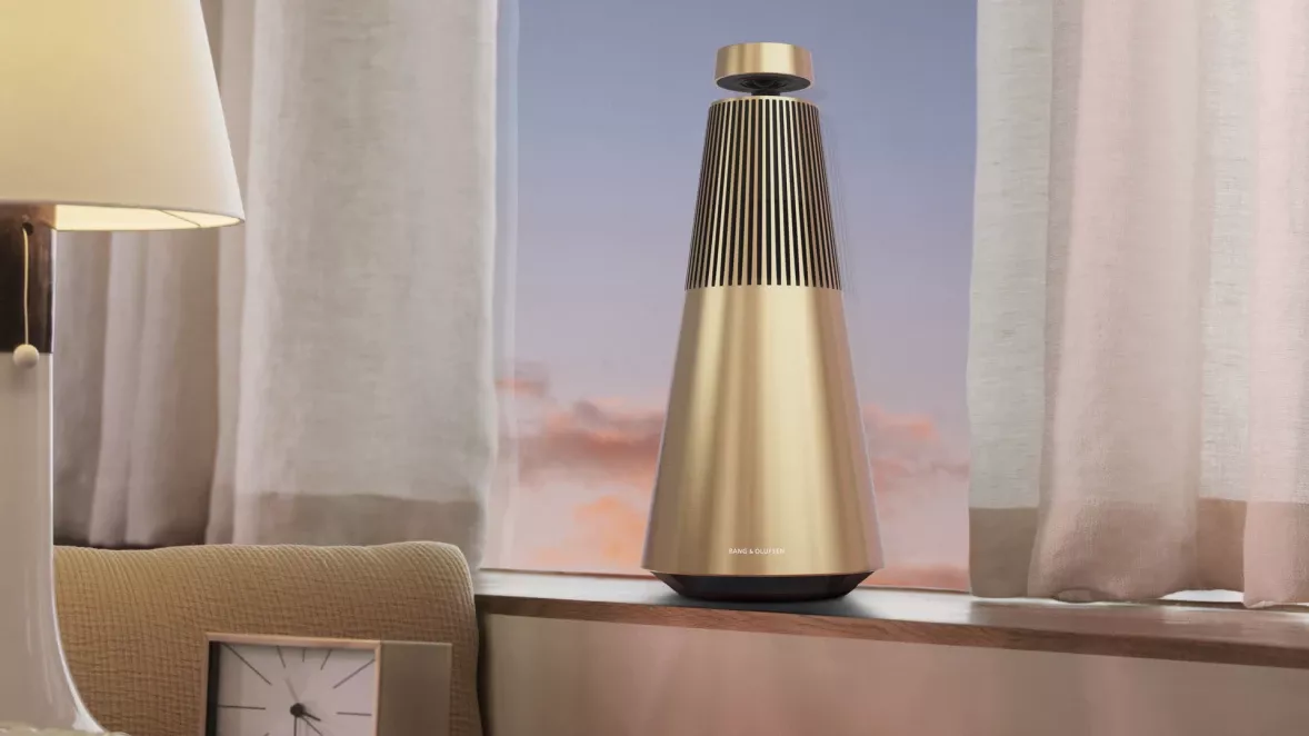 Beosound 2 3rd Gen Atelier Edition jako stojací reproduktor Bang & Olufsen v designovém interiéru