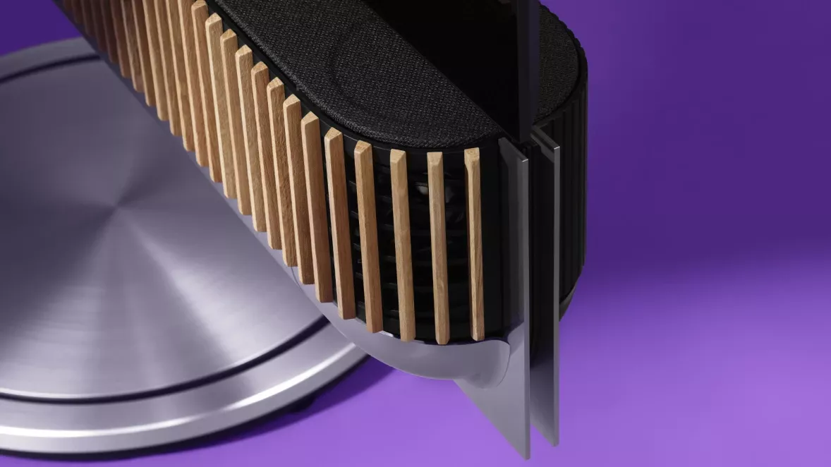 Soundbar Beovision Theatre pod televizorem v obývacím pokoji s dubovým krytem