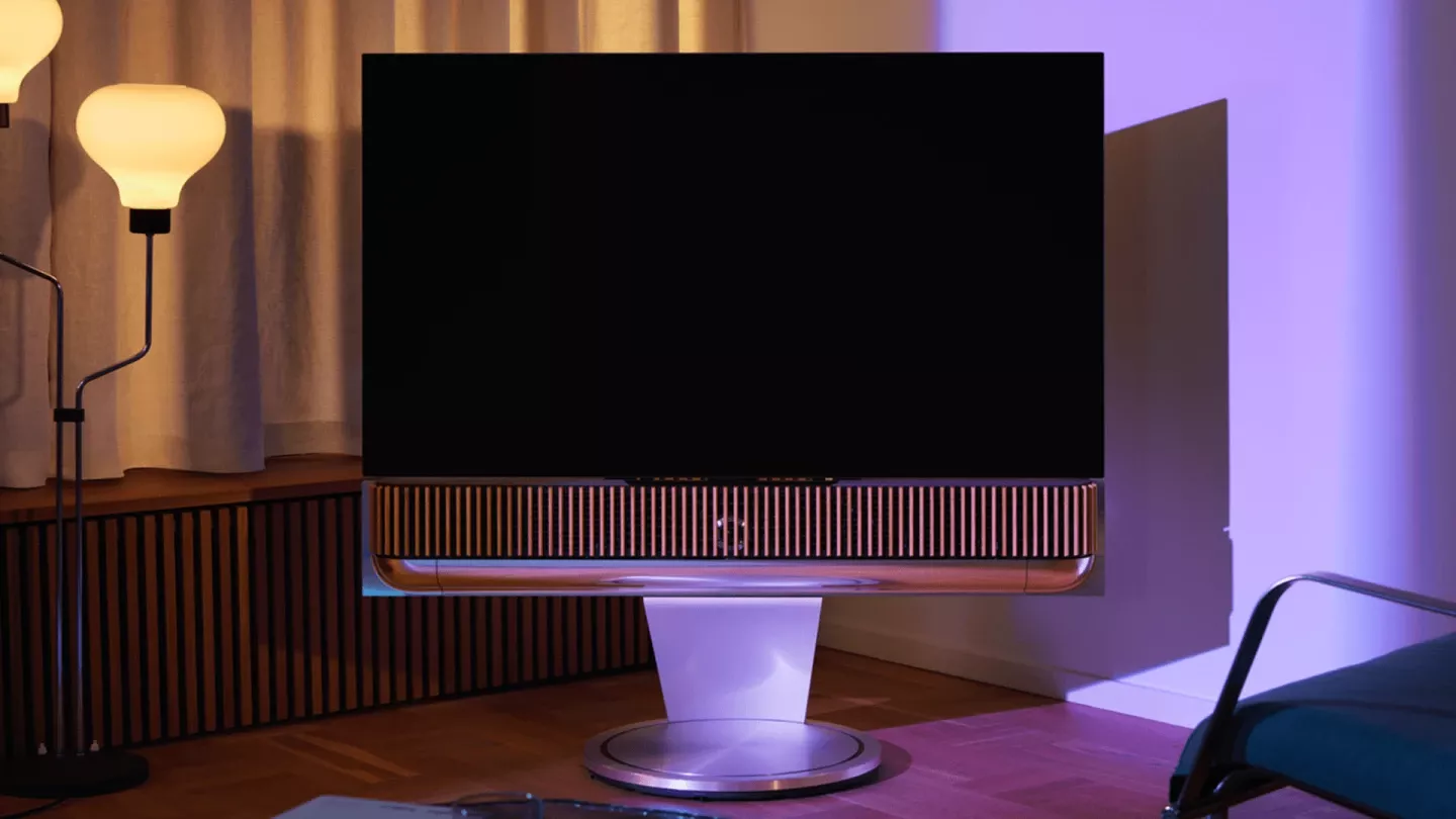 Beosound Theatre na motorizovaném podlahovém stojanu s televizorem v obývacím pokoji