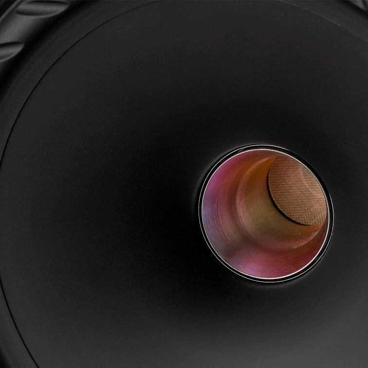 Detail titanové výškové kopulky bodového měniče IsoFlare Fyne Audio F703SP s iridiscentním povrchem titanu