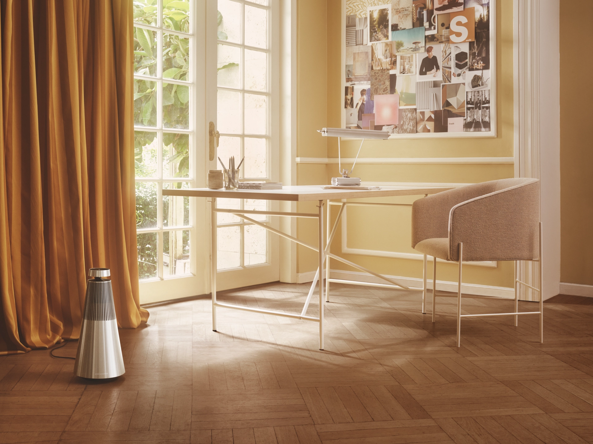 Beosound 2 3rd gen jako součást domácí sestavy Bang & Olufsen na komodě