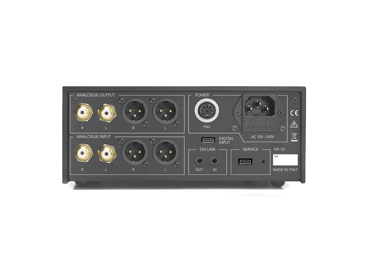 Zadní panel zesilovače Gold Note HP-10 s vyváženými XLR a nesymetrickými RCA vstupy a výstupy