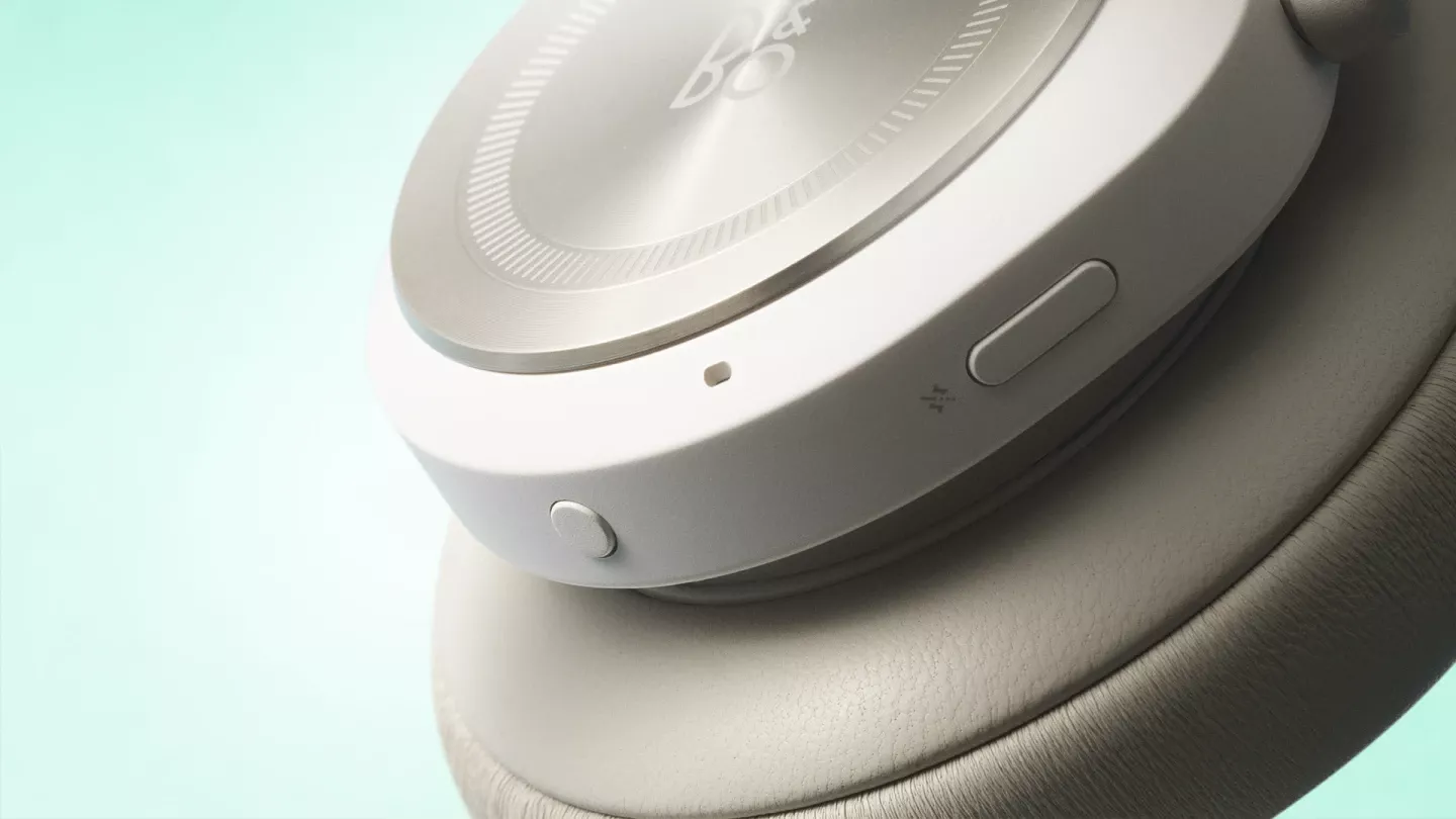 Posluchač se sluchátky Beoplay HX v minimalistickém interiéru