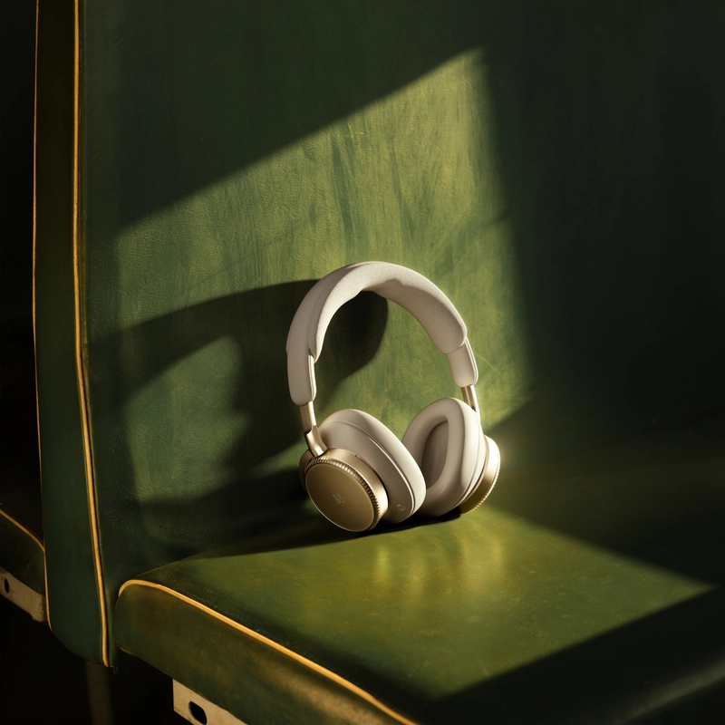 Detail jehněčí kůže na hlavovém mostu Beoplay H100