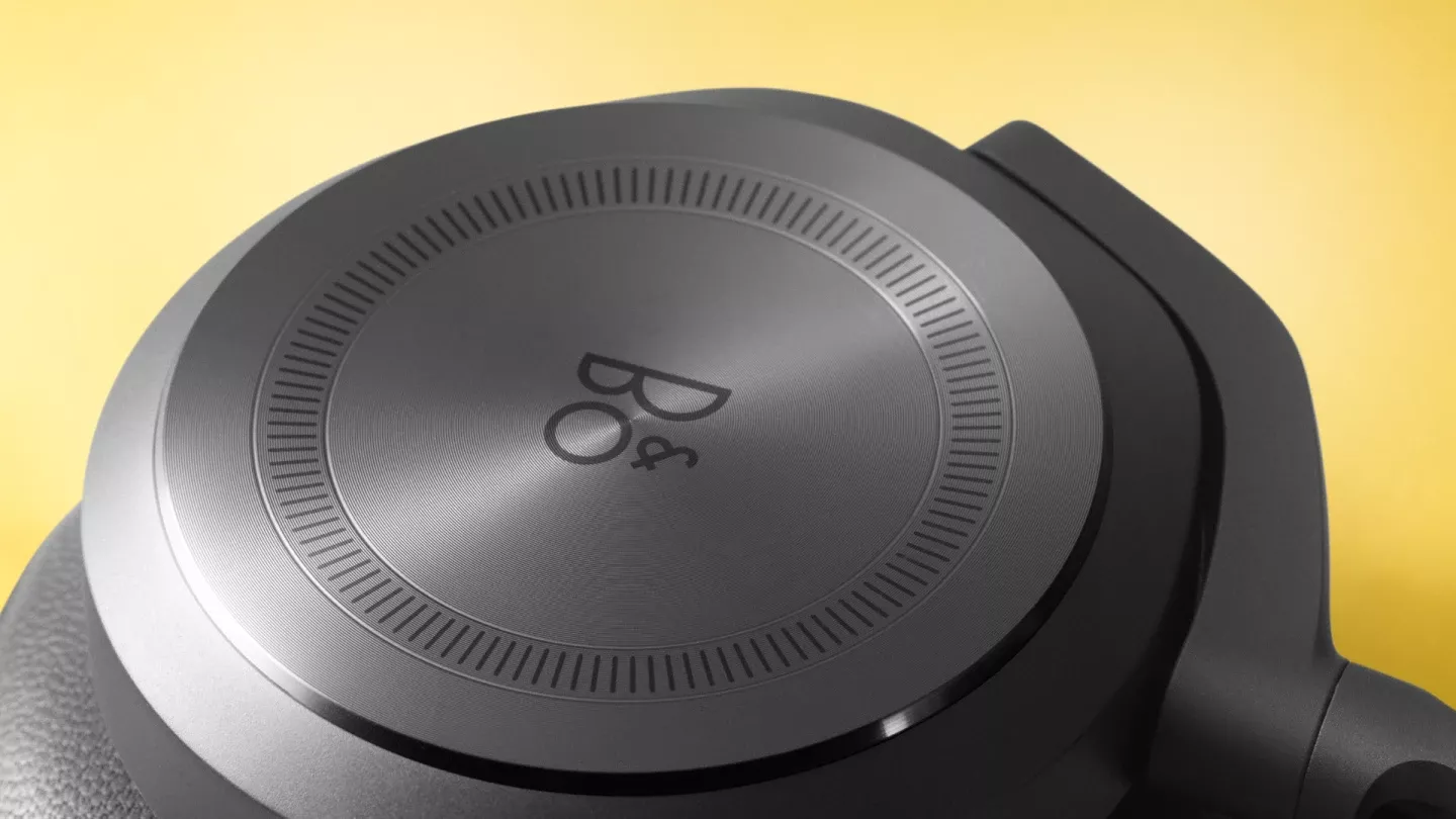 Detail anodizovaného hliníku a kožené náušníku sluchátek Beoplay HX