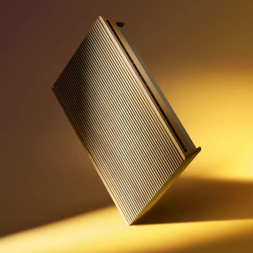 Beosound Level z dubu a pletené tkaniny jako designový doplněk v minimalistickém interiéru