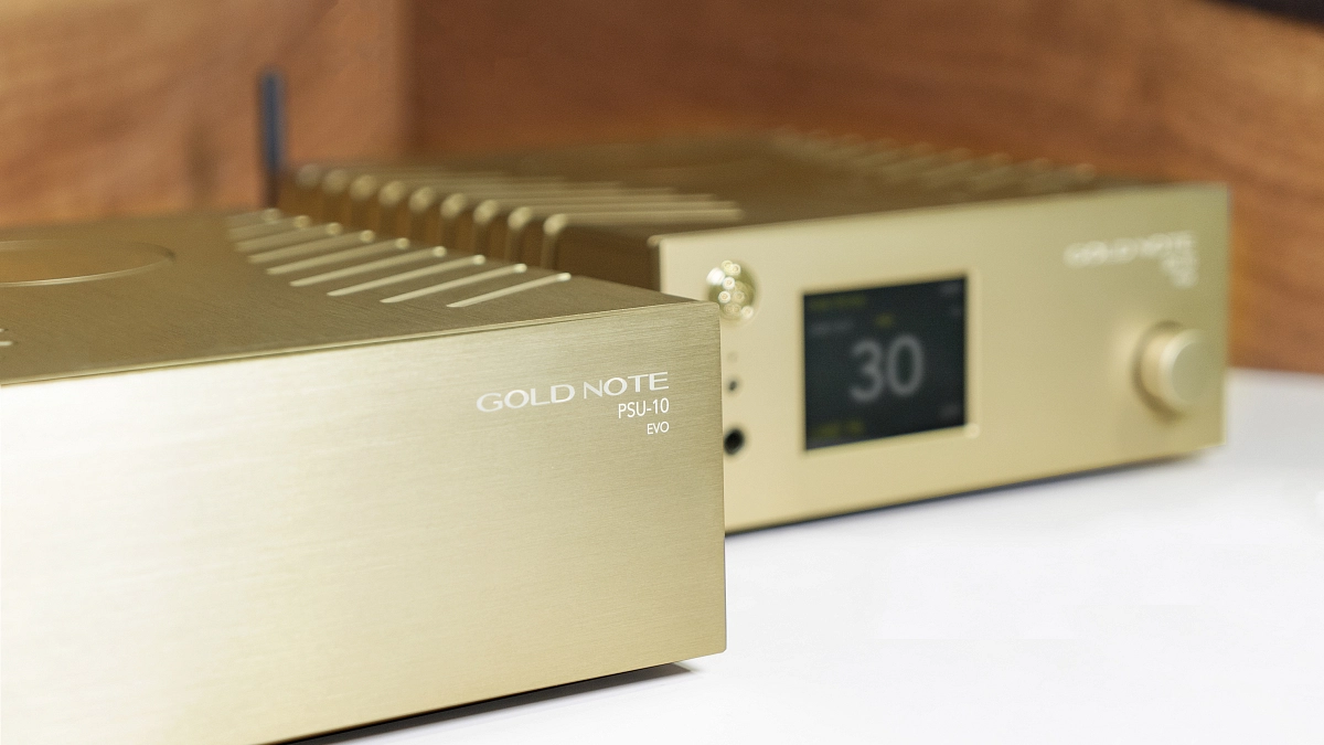 Gold Note komponent řady 10 v ateliérovém prostředí