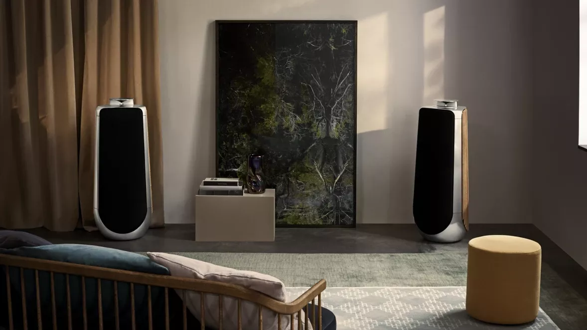 Beolab 50 jako vlajkový sloupový aktivní reproduktor Bang & Olufsen v luxusním interiéru