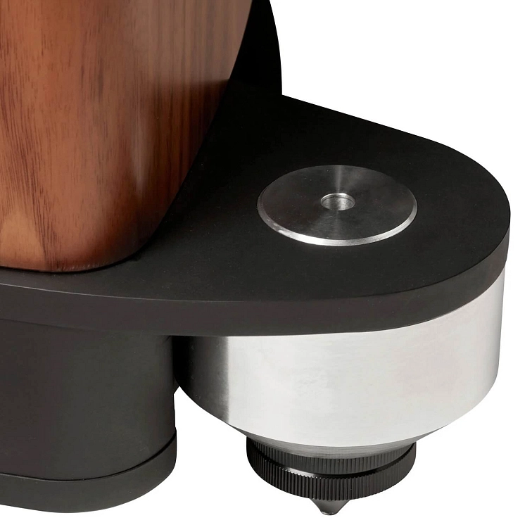 Detail kovového soklu Fyne Audio F703SP s výškově stavitelným hrotem pod ořechovým kabinetem