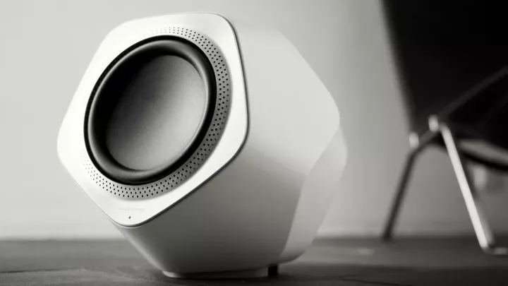 Detail fasetovaného hliníkového povrchu subwooferu Beolab 19 v designovém interiéru