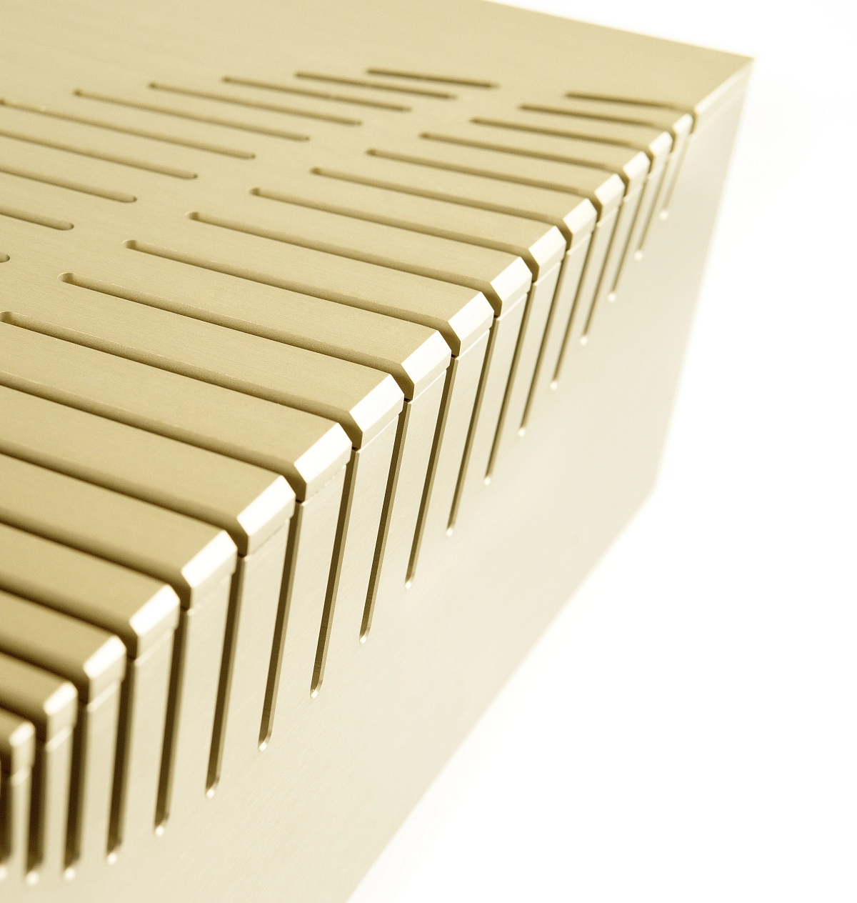 Detail žebrovaného chlazení skříně Gold Note IS-1000 DELUXE ve zlatém provedení