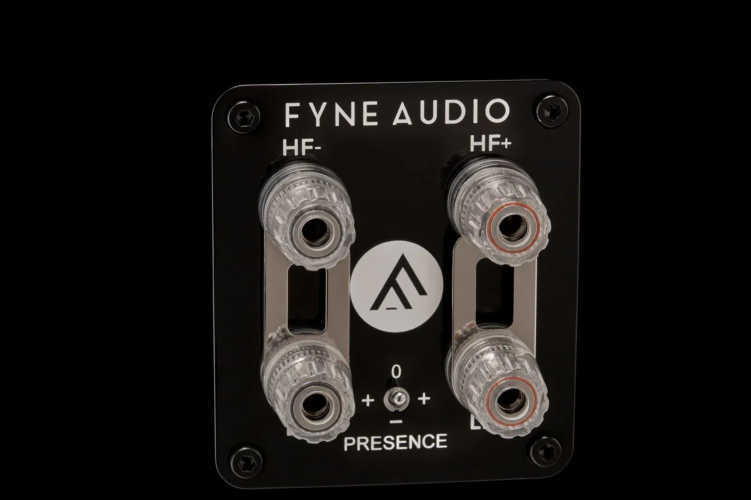 Detail terminálů Fyne Audio F5S s konektory HF a LF a přepínačem přítomnosti pro doladění výšek