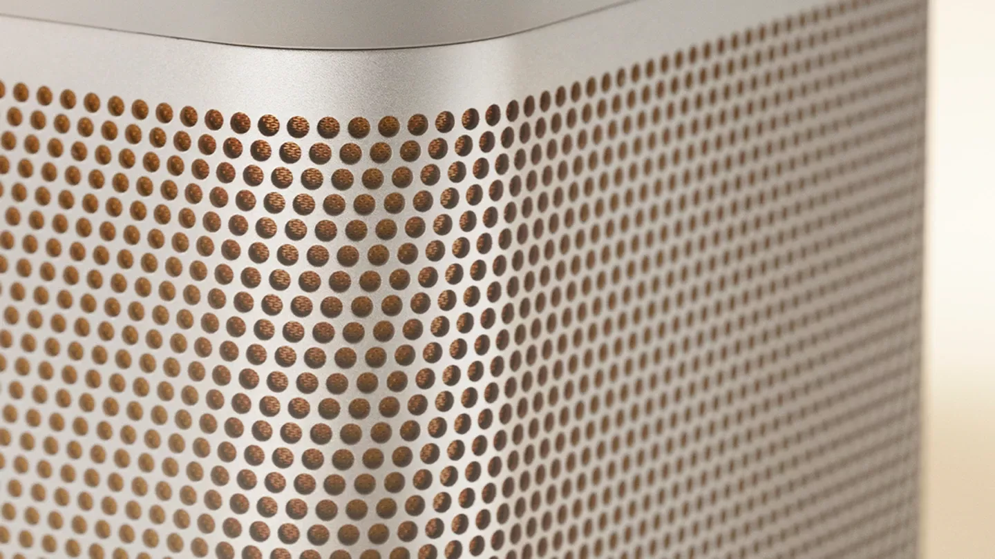 Telefon dobíjený na bezdrátové nabíjecí podložce Qi na vrchu reproduktoru Beolit 20