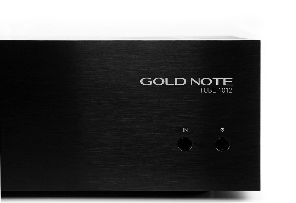 Lampový výstupní stupeň Gold Note TUBE-1006 s viditelnými elektronkami v sestavě řady 1000