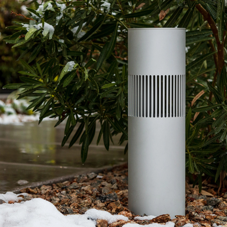 Tři měniče a 360stupňová silikonová akustická čočka reproduktoru Beosound Bollard