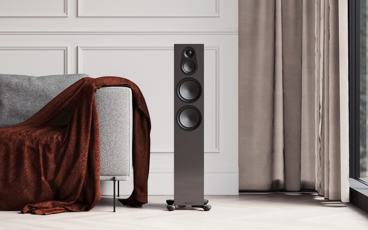 Pár Monitor Audio Silver 300 7G v provedení Ash v obývacím pokoji s tlumeným světlem