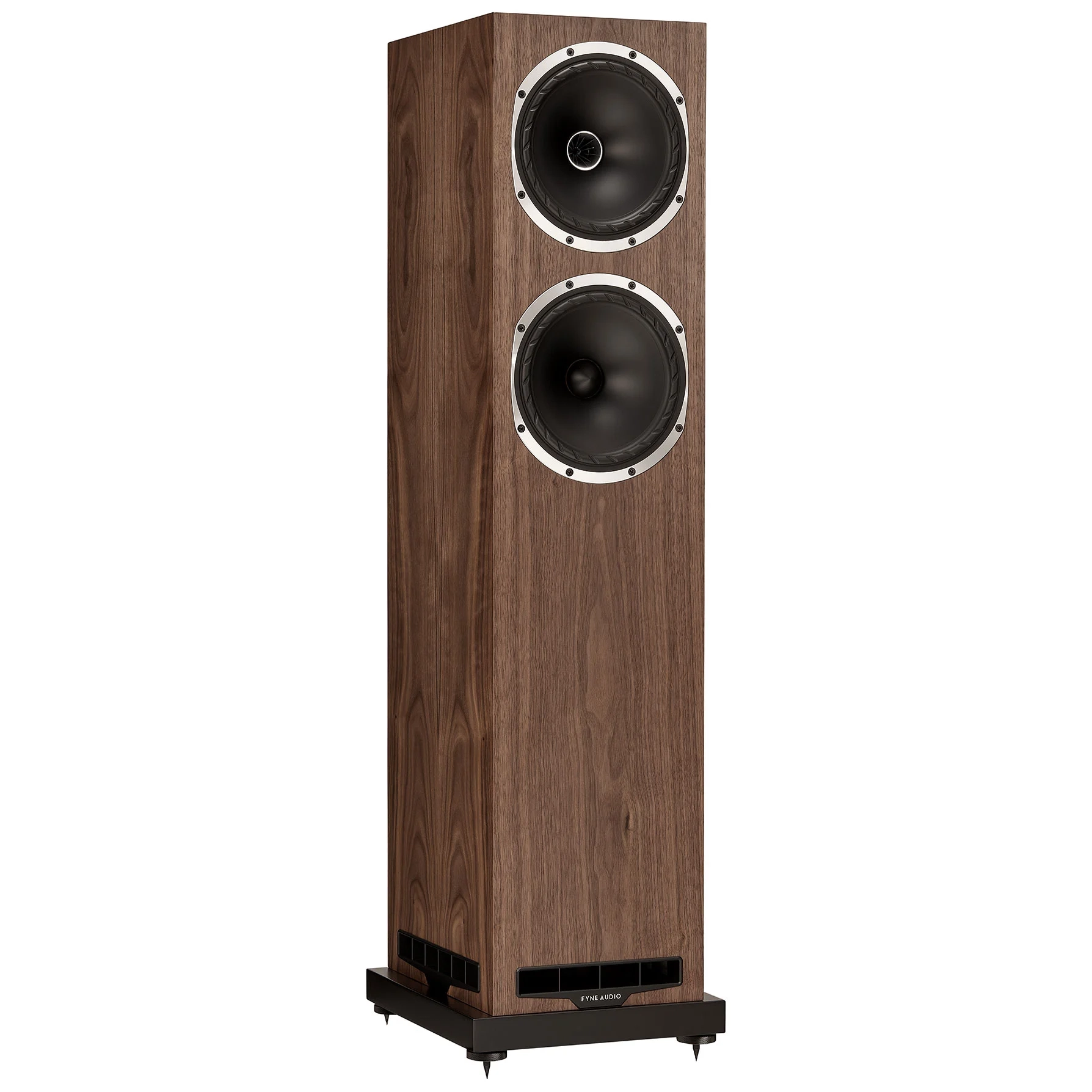 Reproduktor Fyne Audio F500S v ořechové dýze ze tří čtvrtin s nasazenou mřížkou