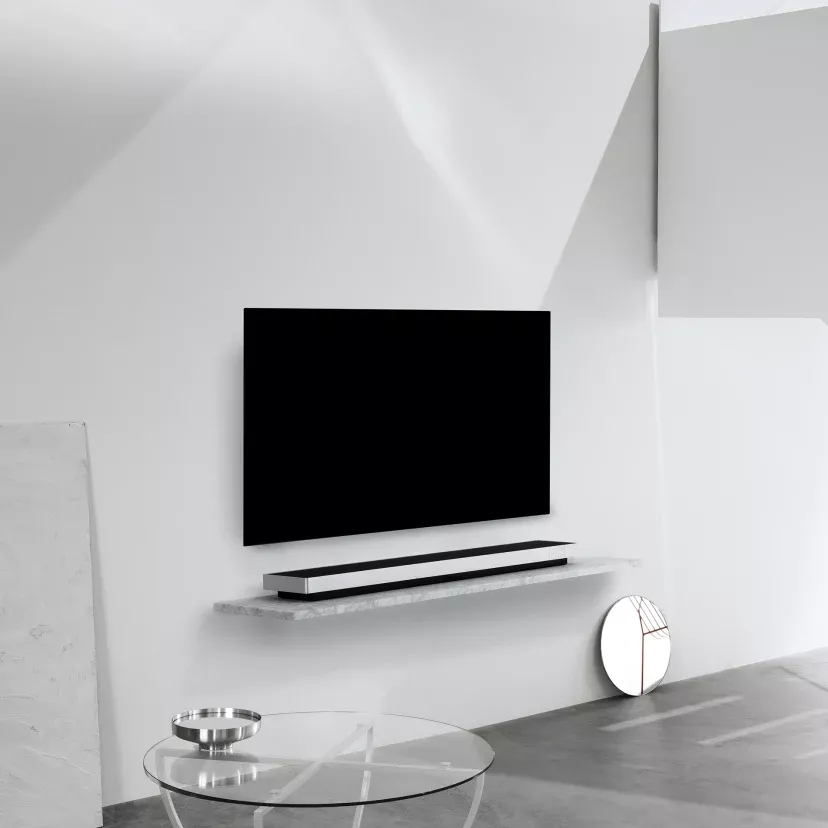 Soundbar Beosound Stage propojený s dalšími reproduktory Bang & Olufsen v interiéru