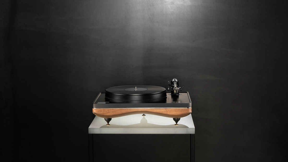 Gramofon Gold Note MEDITERRANEO X s ořechovým zakřiveným podstavcem, černým talířem a raménkem na světlé desce