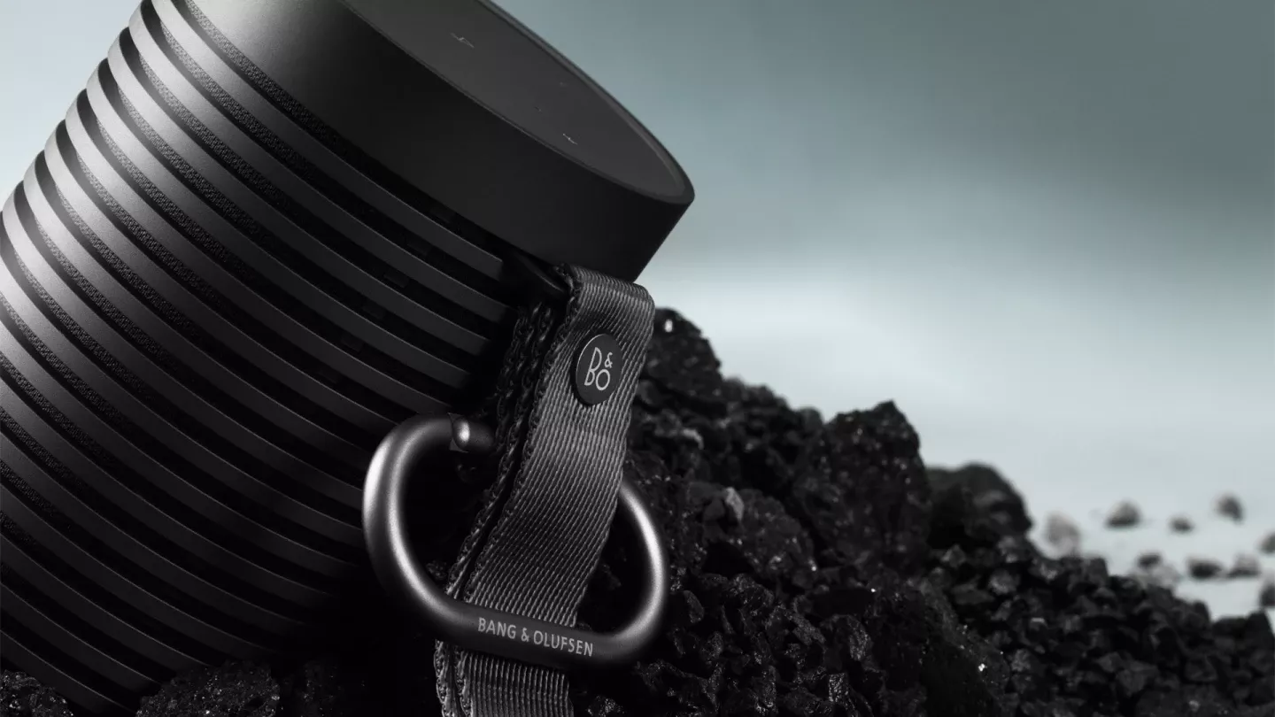 Beosound Explore zavěšený na batohu během túry v horském terénu