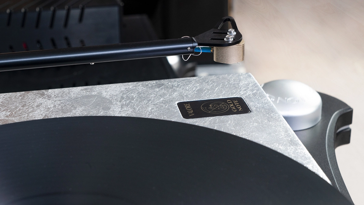 Detail odděleného motoru a pohonu gramofonu Gold Note VALORE 425 PLUS