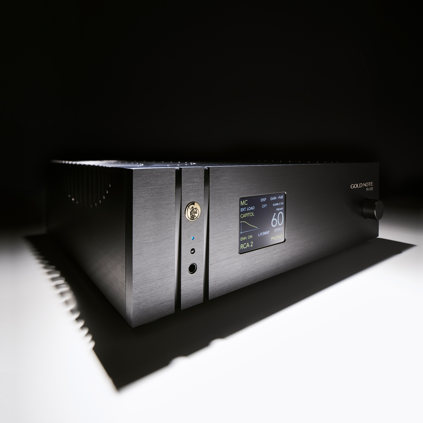 Gold Note XS-85 v atmosférickém ateliérovém záběru
