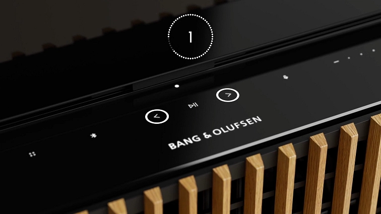 Skleněný dotykový panel Beosound Theatre s logem Bang & Olufsen