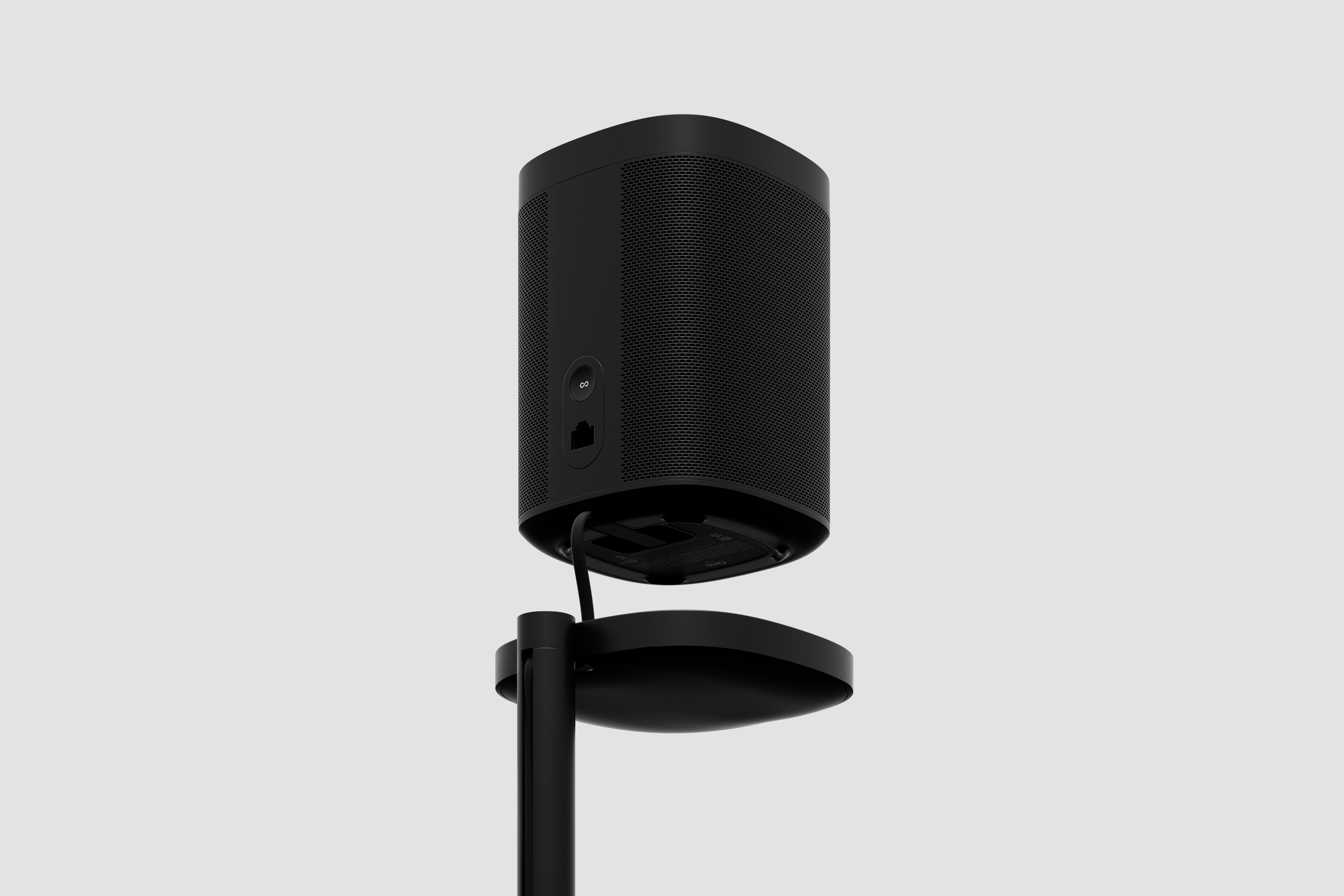 Detail uchycení reproduktoru Sonos One k vrchní desce stojanu se svedeným napájecím kabelem uvnitř sloupku