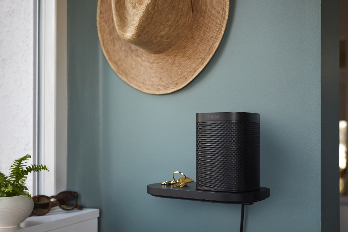 Černá Sonos Shelf Polička na zdi v předsíni s černým reproduktorem Sonos One a klíči odloženými na desce